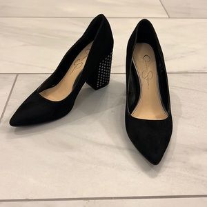 Black pointed pumps